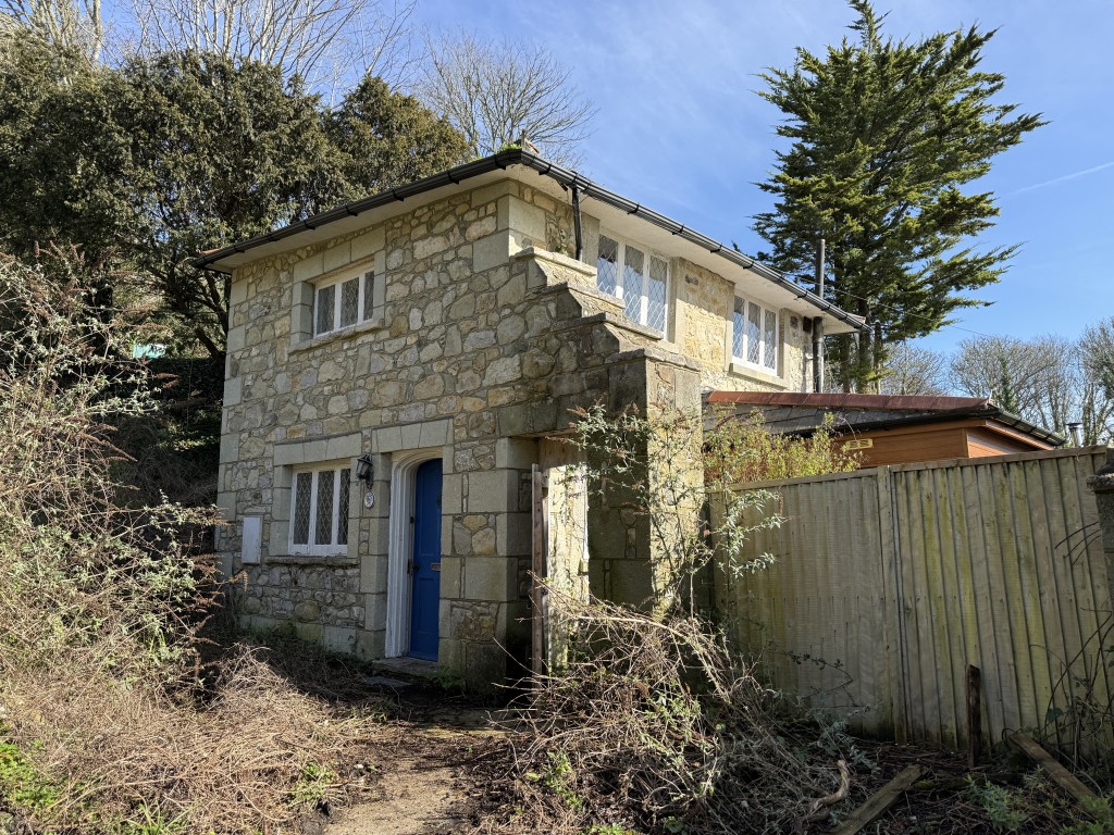 Lot: 52 - STRUCTURALLY DAMAGED DETACHED COTTAGE FOR IMPROVEMENT WITH GARAGE - Detached stone wall effect house